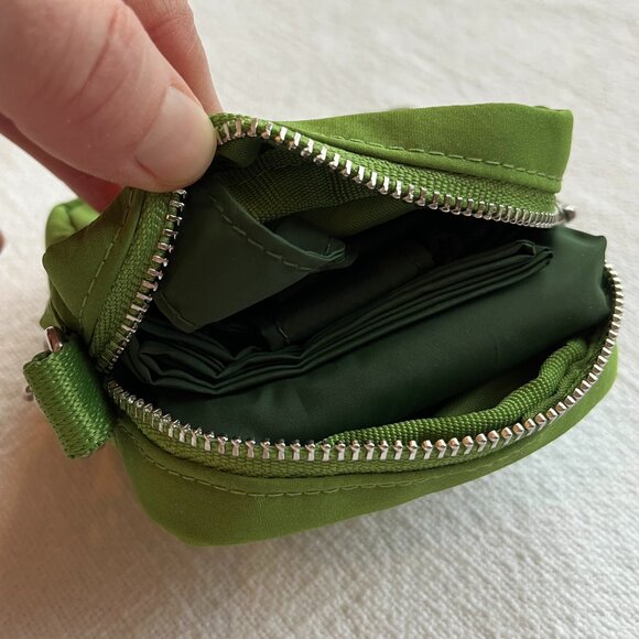 NWOT Anya Hindmarch x Uniqlo Green Packable Tote Bag & Charm - Picture 5 of 6